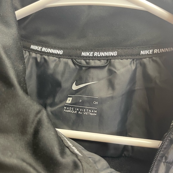 Sleeveless Nike Jacket - Picture 3 of 4